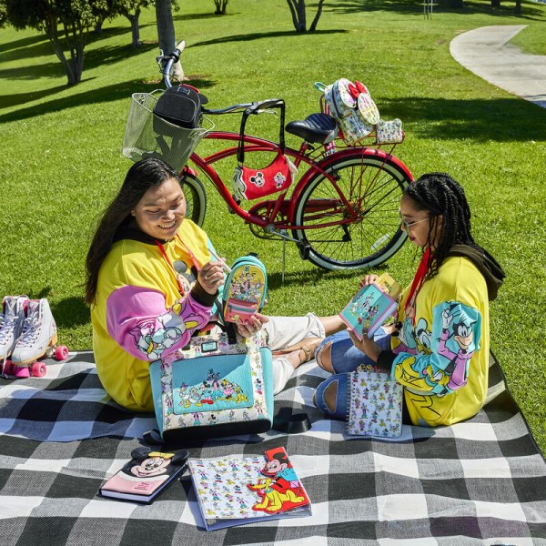 CARTERA Disney 100 Mickey y sus amigos iridiscentes - DISNEY LOUNGEFLY