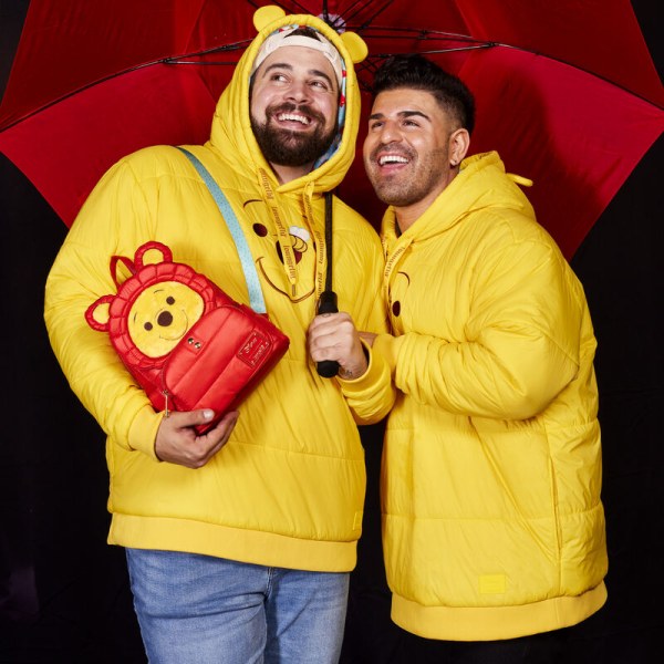 MINI MOCHILA Winnie the Pooh con chaqueta de plumas para días lluviosos - DISNEY LOUNGEFLY