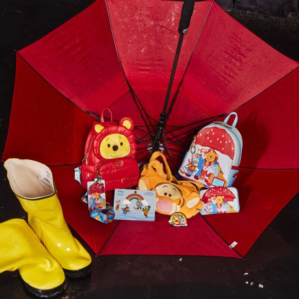 MINI MOCHILA Winnie the Pooh con chaqueta de plumas para días lluviosos - DISNEY LOUNGEFLY