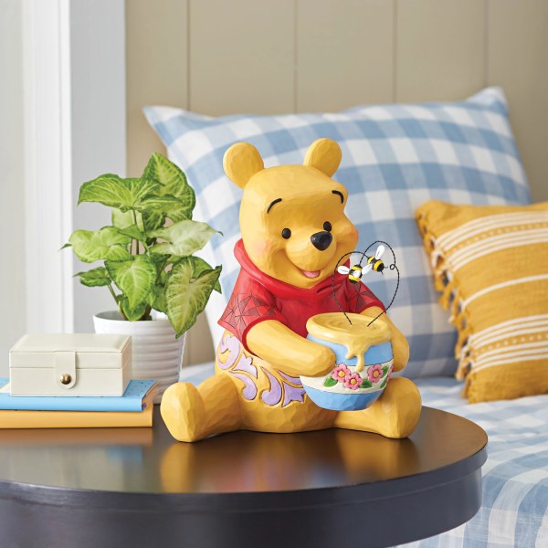 Big Winnie the Pooh con su tarro de Miel – Disney Traditions