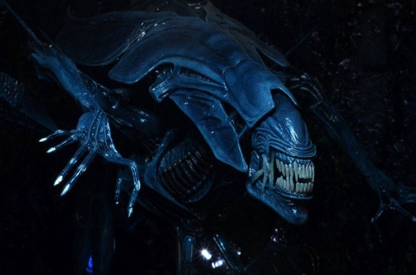 Figura extraterrestres Ultra Deluxe Reina Alienígena 38 cm