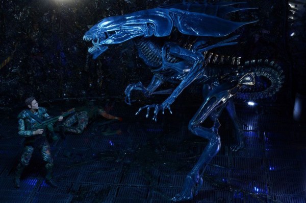 Figura extraterrestres Ultra Deluxe Reina Alienígena 38 cm