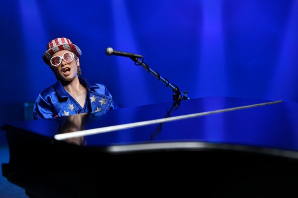 Figura Elton John Vestido Viviendo en el '76 Deluxe Set 20 cm