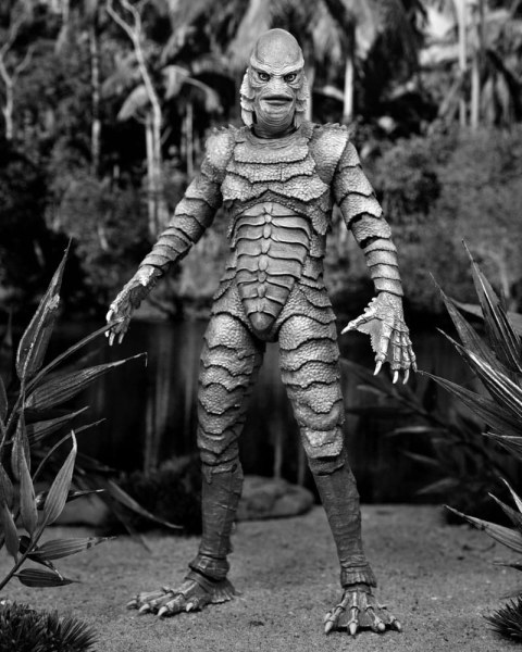 Figura Universal Monsters Criatura definitiva de la Laguna Negra (B&N) 18 cm