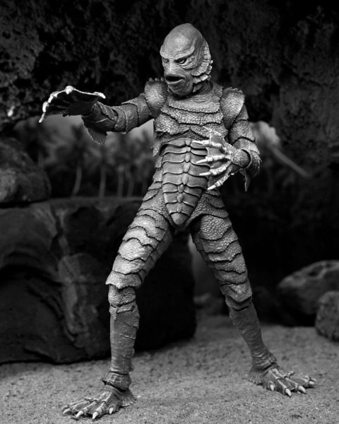 Figura Universal Monsters Criatura definitiva de la Laguna Negra (B&N) 18 cm