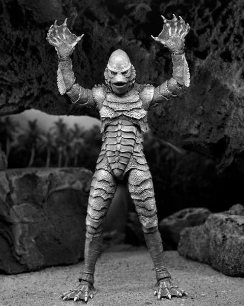 Figura Universal Monsters Criatura definitiva de la Laguna Negra (B&N) 18 cm