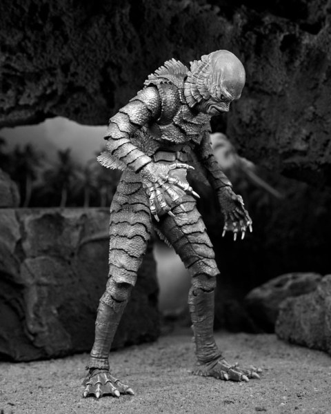 Figura Universal Monsters Criatura definitiva de la Laguna Negra (B&N) 18 cm