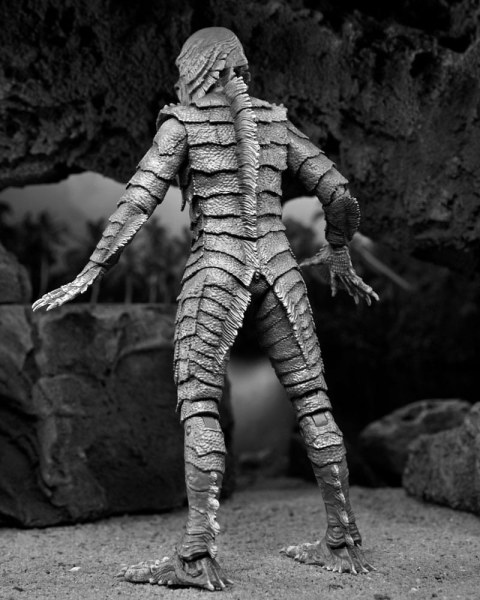Figura Universal Monsters Criatura definitiva de la Laguna Negra (B&N) 18 cm