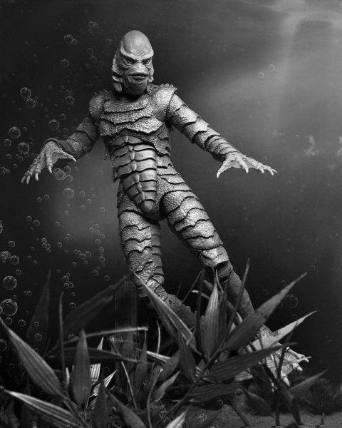 Figura Universal Monsters Criatura definitiva de la Laguna Negra (B&N) 18 cm