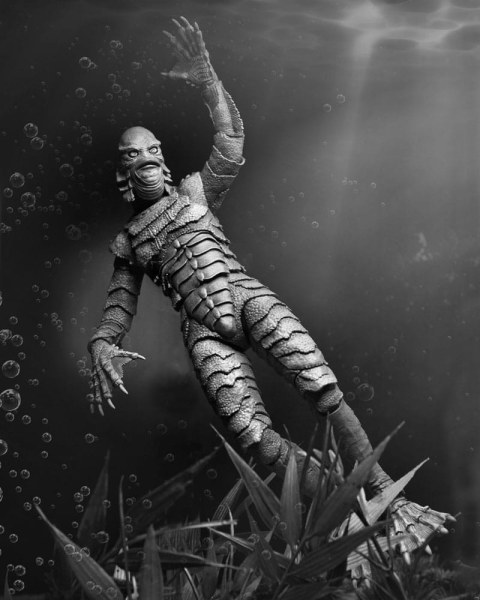 Figura Universal Monsters Criatura definitiva de la Laguna Negra (B&N) 18 cm