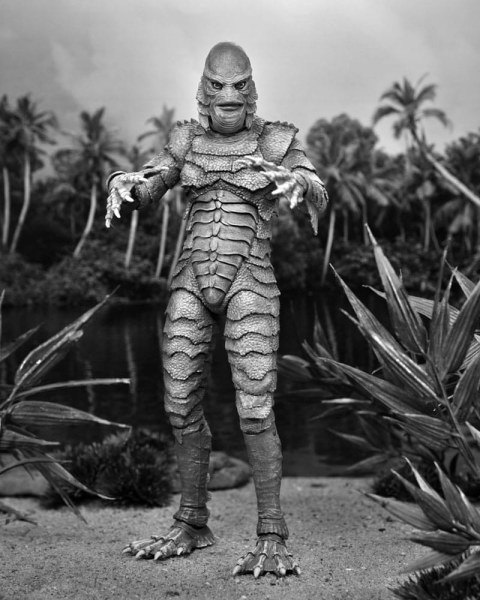 Figura Universal Monsters Criatura definitiva de la Laguna Negra (B&N) 18 cm