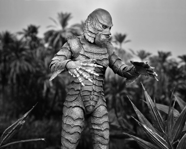 Figura Universal Monsters Criatura definitiva de la Laguna Negra (B&N) 18 cm