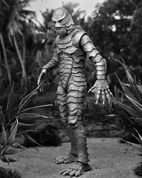 Figura Universal Monsters Criatura definitiva de la Laguna Negra (B&N) 18 cm
