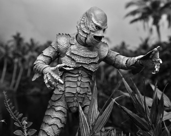 Figura Universal Monsters Criatura definitiva de la Laguna Negra (B&N) 18 cm