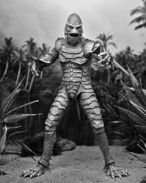 Figura Universal Monsters Criatura definitiva de la Laguna Negra (B&N) 18 cm