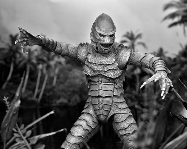 Figura Universal Monsters Criatura definitiva de la Laguna Negra (B&N) 18 cm