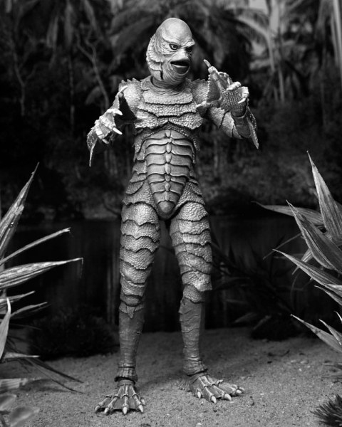 Figura Universal Monsters Criatura definitiva de la Laguna Negra (B&N) 18 cm