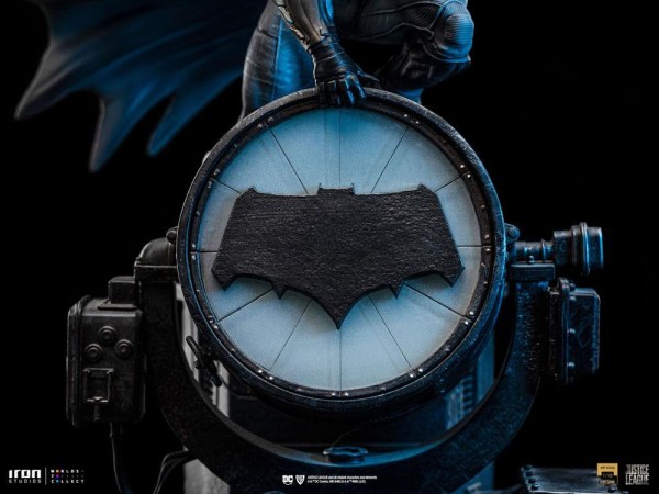 Batman en Batsignal Art Scale Deluxe - Liga de la Justicia