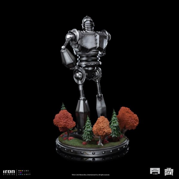 Gigante de Hierro y Hogarth Hughes Art Scale - El Gigante de Hierro