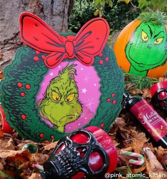 DR SEUSS GRINCH bandolera con figura de corona navidad - DISNEY LOUNGEFLY
