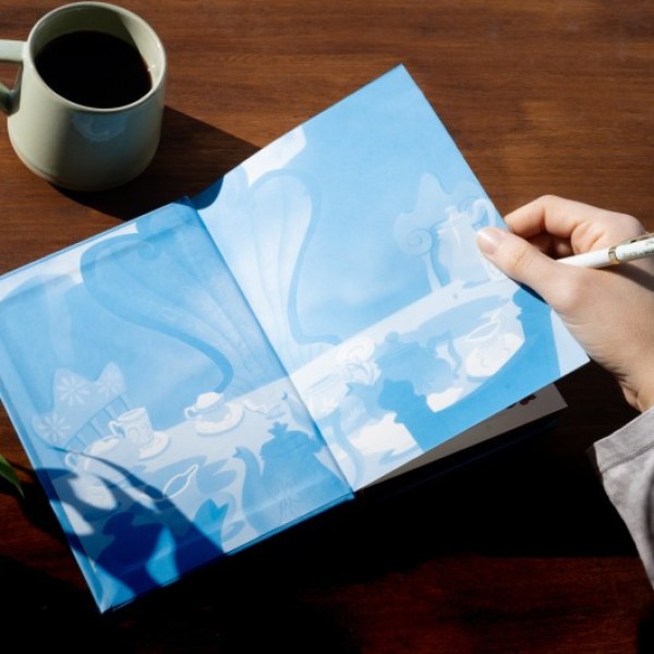 SET DE CUADERNO A5 PREMIUM CON BOLIGRAFO - DISNEY ALICIA EN EL PAÍS DE LAS MARAVILLAS