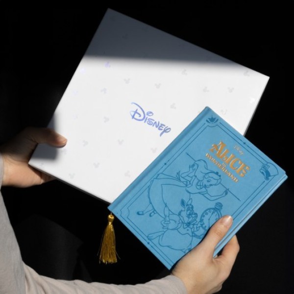 SET DE CUADERNO A5 PREMIUM CON BOLIGRAFO - DISNEY ALICIA EN EL PAÍS DE LAS MARAVILLAS