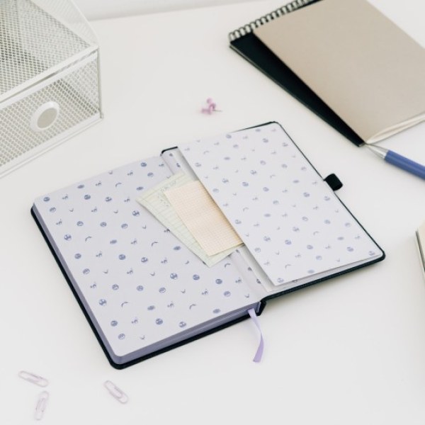 CUADERNO PREMIUM A5 CON LÁPIZ PROYECTOR - DISNEY PESADILLA ANTES DE NAVIDAD