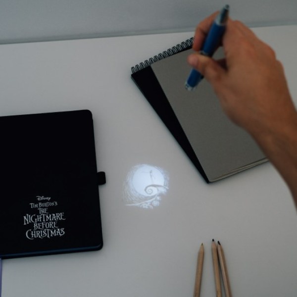 CUADERNO PREMIUM A5 CON LÁPIZ PROYECTOR - DISNEY PESADILLA ANTES DE NAVIDAD