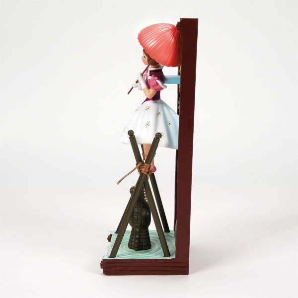 Figura de Sally Slater caminando sobre la cuerda floja en la Mansión Embrujada - DISNEY SHOWCASE