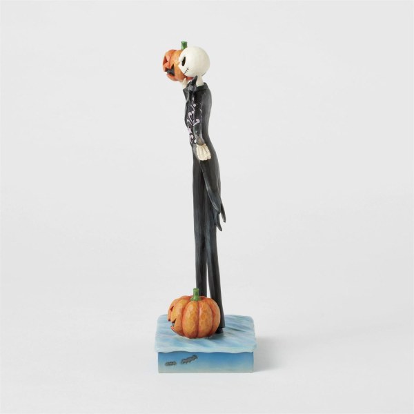 Figura de Jack sosteniendo una calabaza - DISNEY TRADITIONS