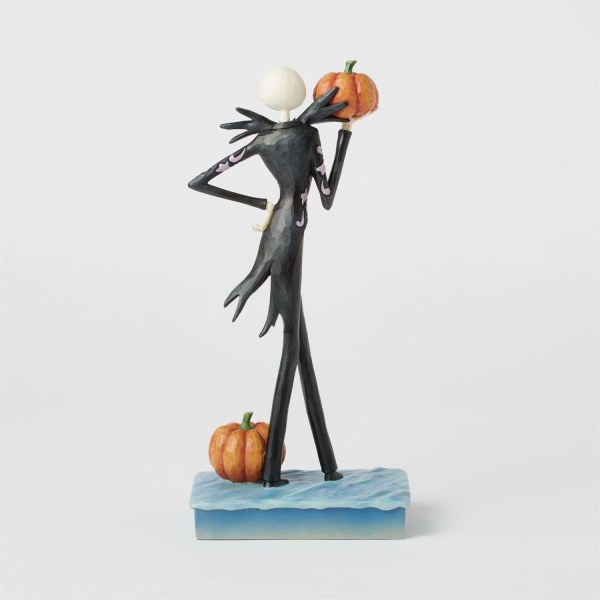 Figura de Jack sosteniendo una calabaza - DISNEY TRADITIONS