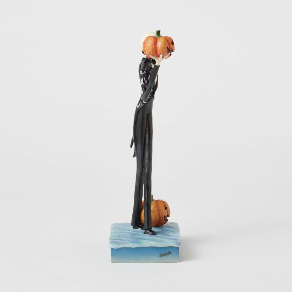 Figura de Jack sosteniendo una calabaza - DISNEY TRADITIONS