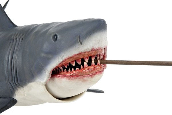 Figura de Tiburón 12" Cabeza a Cola El Juego de Tiburón 50 Aniversario 38 cm