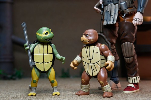Figura Tortugas Ninja (Los Últimos Ronin Los Años Perdidos) Synja Grammy April con Baby Yi y Moja 18 cm