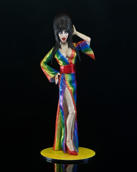 Figura Elvira, Señora de la Oscuridad Vestida sobre el Arcoíris Elvira 20 cm