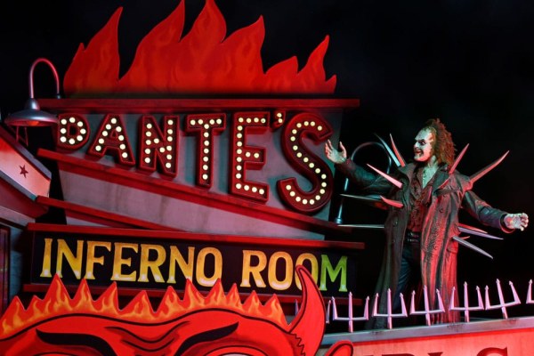Diorama de Beetlejuice (1988), gabardina con pinchos, set de lujo de la Habitación del Infierno