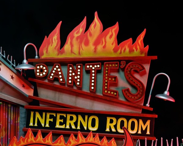 Diorama de Beetlejuice (1988), gabardina con pinchos, set de lujo de la Habitación del Infierno