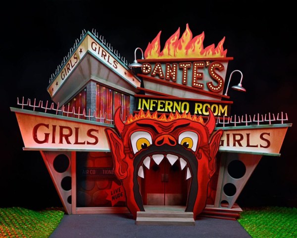 Diorama de Beetlejuice (1988), gabardina con pinchos, set de lujo de la Habitación del Infierno