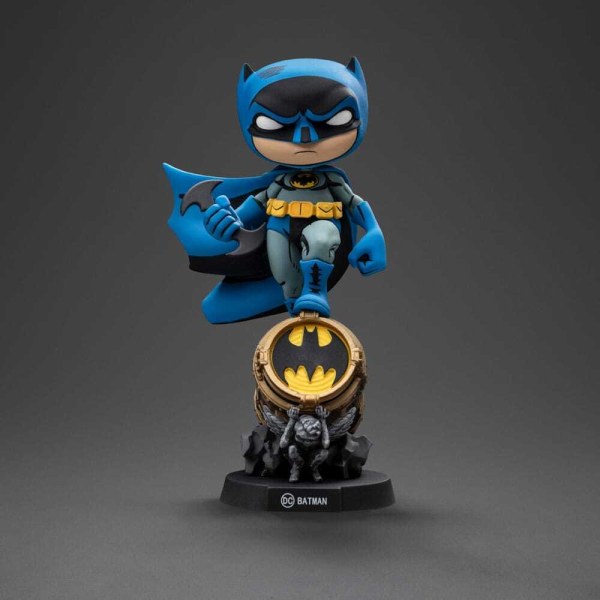 Figura de Batman Mini Co. PVC Batman en Bat-Señal (Variante Azul) 15 cm