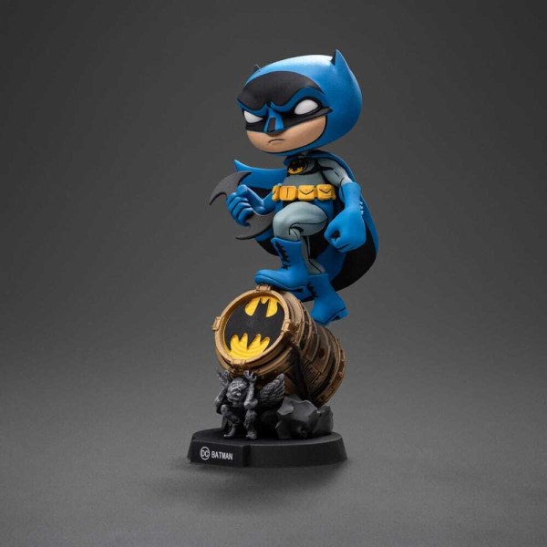 Figura de Batman Mini Co. PVC Batman en Bat-Señal (Variante Azul) 15 cm