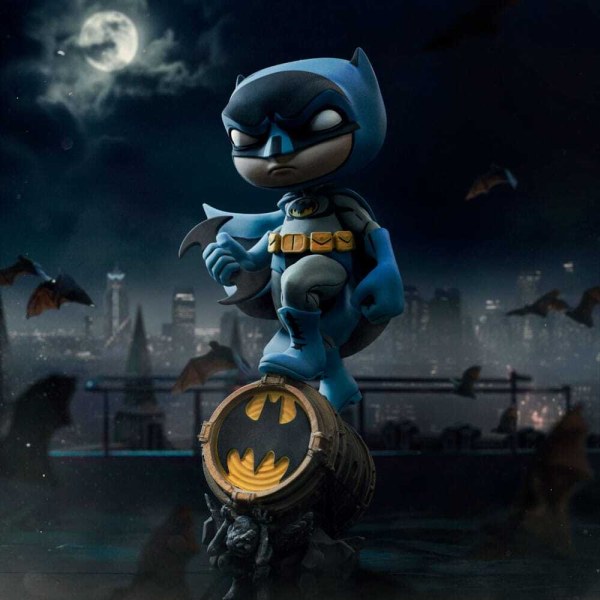 Figura de Batman Mini Co. PVC Batman en Bat-Señal (Variante Azul) 15 cm