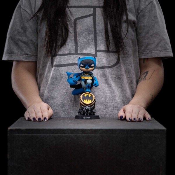 Figura de Batman Mini Co. PVC Batman en Bat-Señal (Variante Azul) 15 cm