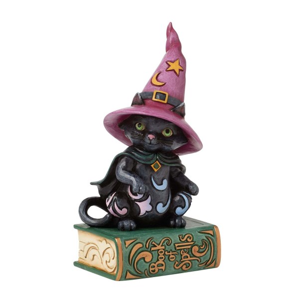 GATO NEGRO SENTADO EN UN LIBRO DE HECHIZOS - HEARTWOOD CREEK