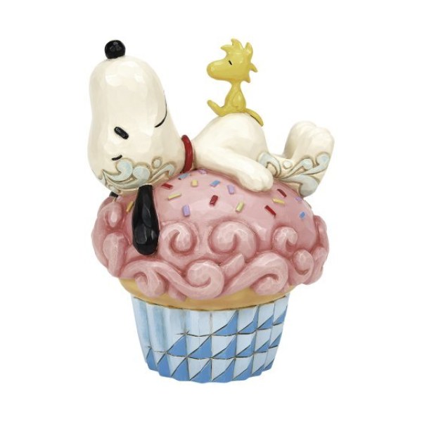 Snoopy recostado sobre un cupcake - Peanuts