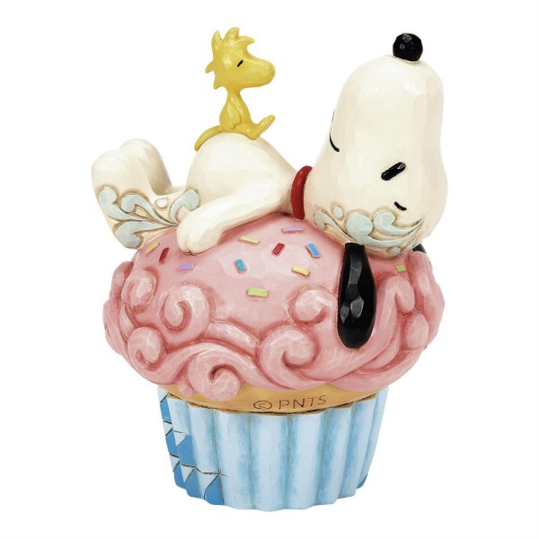 Snoopy recostado sobre un cupcake - Peanuts