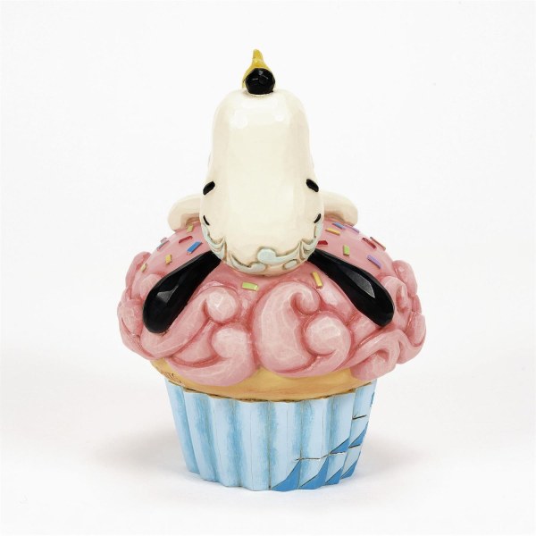 Snoopy recostado sobre un cupcake - Peanuts