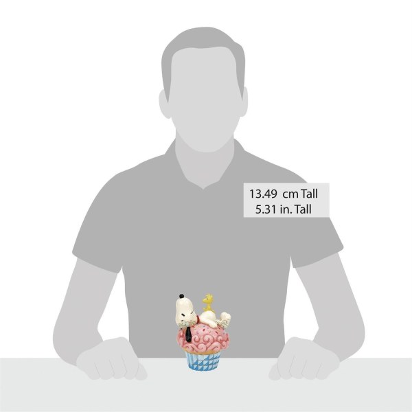 Snoopy recostado sobre un cupcake - Peanuts