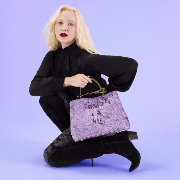 BOLSO DE MANO DE TERCIOPELO CON ASA DE ESCOBA - DISNEY LOUNGEFLY ABRACADABRA