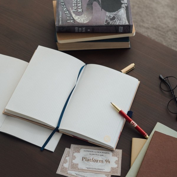 Cuaderno premium 4 con bolígrafo plataforma 9 3/4 - HARRY POTTER