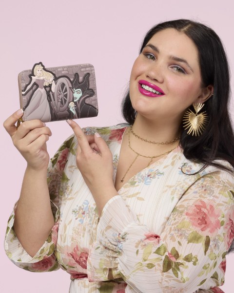 CARTERA AURORA Y MALÉFICA RUEDA GIRATORIA - DISNEY LOUNGEFLY LA BELLA DURMIENTE